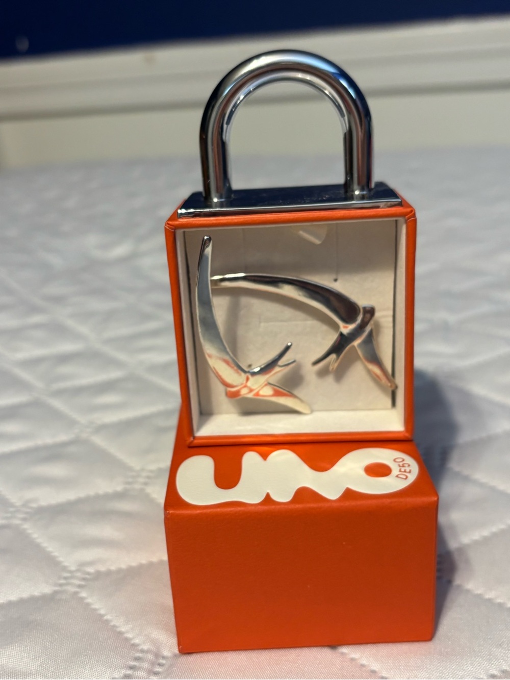 UNO de 50 Silver Bird Hoop Earrings with Orange Display